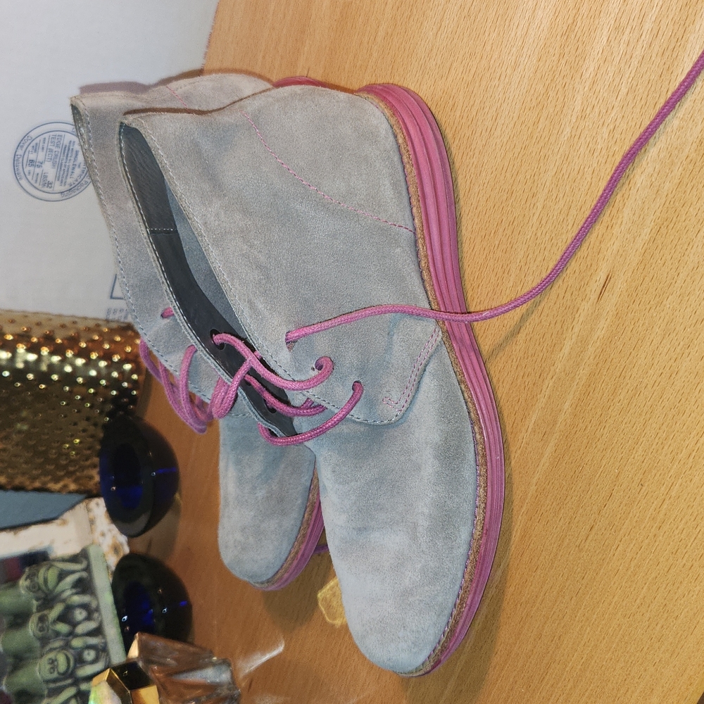 Cole Haan Chukkas size 5B gray suede. pink sole - Picture 5 of 7